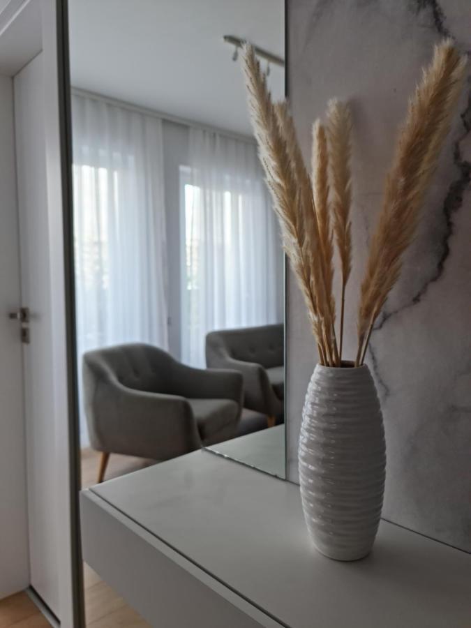 Sara Apartment Орадя Экстерьер фото
