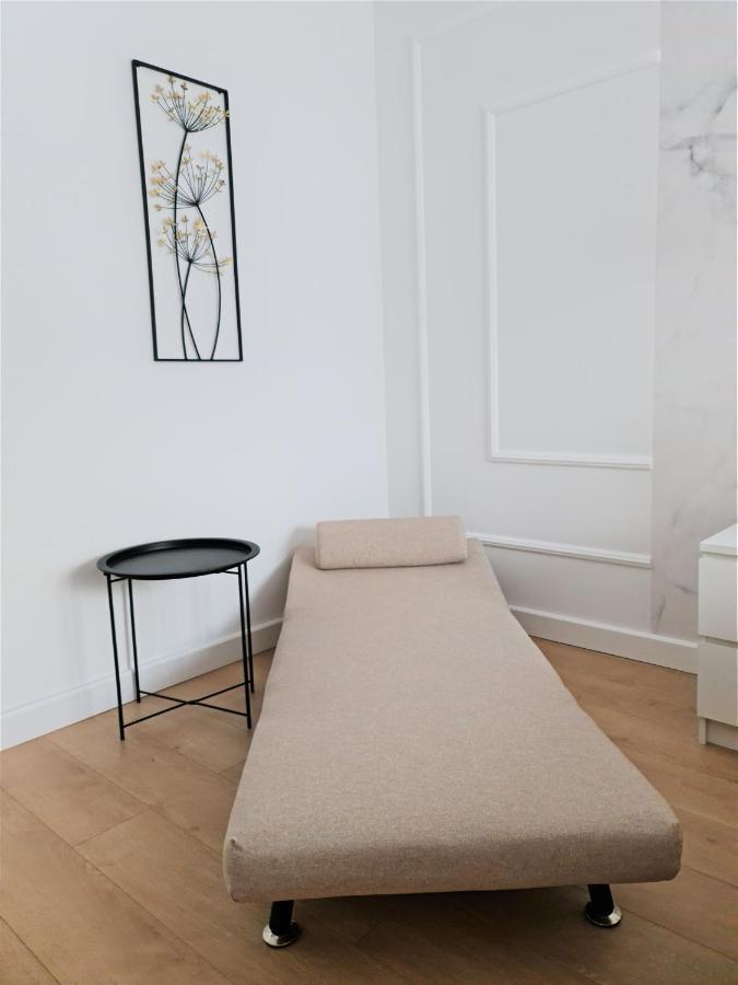 Sara Apartment Орадя Экстерьер фото